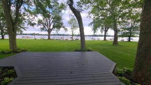 una pasarela de madera en un parque con árboles y agua en Lake Of The Woods Sunset Shore, en Bremen