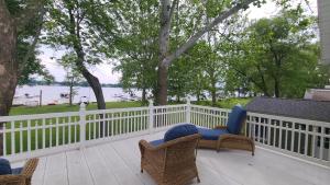 Una terraza con sillas y una valla con vistas al agua. en Lake Of The Woods Sunset Shore, en Bremen 64 fotos más