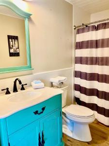 a bathroom with a sink and a toilet and a shower at Oak Cottages 6 in Rockport +17 photos