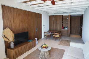 TV a/nebo společenská místnost v ubytování Drymades Inn Resort