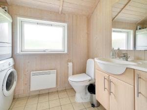 Ένα μπάνιο στο 5 star holiday home in Asnæs-By Traum +45 φωτογραφίες