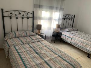 Postel nebo postele na pokoji v ubytování Arcoiris Paradise A 300 metros de la playa ,piscina y parque infantil