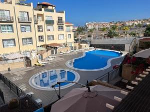 Bazén v ubytování Arcoiris Paradise A 300 metros de la playa ,piscina y parque infantil nebo v jeho okolí