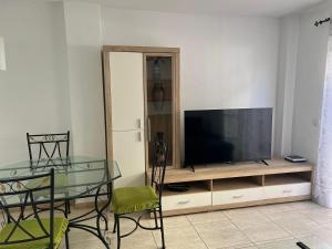 TV a/nebo společenská místnost v ubytování Arcoiris Paradise A 300 metros de la playa ,piscina y parque infantil