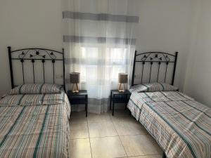 Postel nebo postele na pokoji v ubytování Arcoiris Paradise A 300 metros de la playa ,piscina y parque infantil