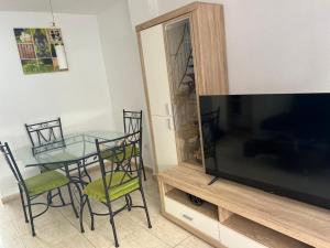 TV a/nebo společenská místnost v ubytování Arcoiris Paradise A 300 metros de la playa ,piscina y parque infantil