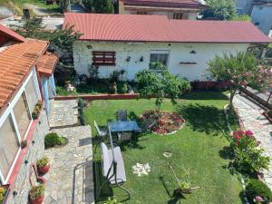 an aerial view of a yard with a house at Ξενώνας Αντωνία in Kato Loutraki