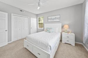 Sunny escape in Miramar Beach客房内的一张或多张床位