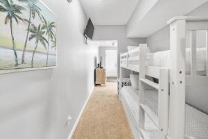 Sunny escape in Miramar Beach客房内的一张或多张床位