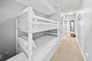 Katil atau katil-katil dalam bilik di Sunny escape in Miramar Beach