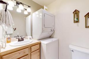 a bathroom with a sink and a washer and dryer at Atelier 1101 in Sun Valley +33 photos