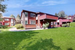 a house with a green lawn in front of it at Atelier 1101 in Sun Valley