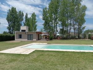 圣拉斐尔Cabaña Avi的带游泳池和房子的别墅