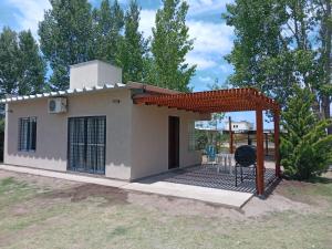 a small house with a patio and a grill at Cabaña Avi in San Rafael
