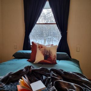 Postel nebo postele na pokoji v ubytování Kitsune Lodge Myoko Japan