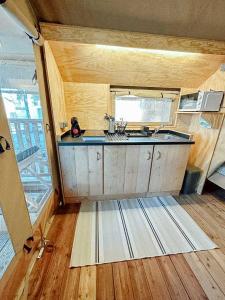 Kuchyň nebo kuchyňský kout v ubytování Camping Miramar Playa - tienda familiar