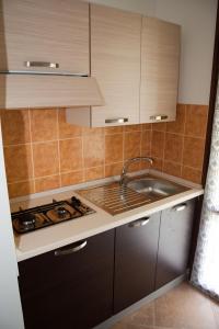 Köök või kööginurk majutusasutuses Blu Marlin Residence con piscina