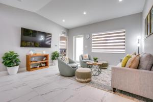 Μια τηλεόραση ή/και κέντρο ψυχαγωγίας στο Chic North Miami House about 7 Mi to Hard Rock Stadium