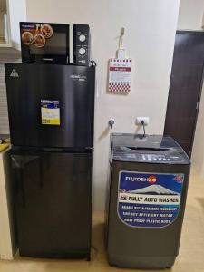 カガヤン・デ・オロにあるCentrio Tower - Condo Unit Near CDO Mallsの冷蔵庫と電子レンジの隣にあるゴミ箱