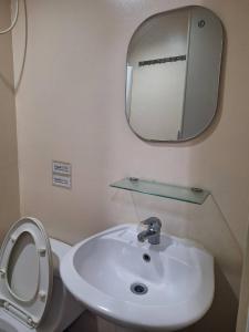 カガヤン・デ・オロにあるCentrio Tower - Condo Unit Near CDO Mallsの白い洗面台と鏡のあるバスルーム