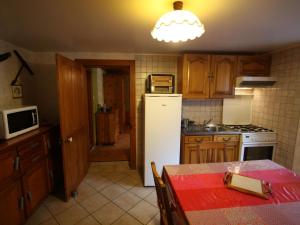 Η κουζίνα ή μικρή κουζίνα στο Gîte paisible avec terrasse et WIFI, proche de Gérardmer - 2 chambres, animaux acceptés - FR-1-589-216