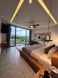 特皮克Mako 235的一间卧室，配有一张大床和一扇大窗户。