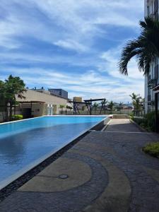 カガヤン・デ・オロにあるCentrio Tower - Condo Unit Near CDO Mallsのヤシの木が並ぶスイミングプール