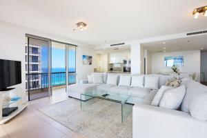 sala de estar con sofá blanco y mesa de cristal en Paradise Centre Apartments managed by Gchs, en Gold Coast
