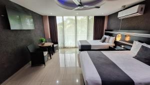 a hotel room with two beds and a table at Hotel & Suites Country in Valladolid