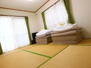 Postel nebo postele na pokoji v ubytování 富士山結アパートメント
