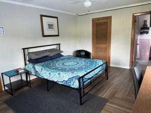 HartfordSouth on Five的一间卧室，里面有一张床、一张桌子和几把椅子。