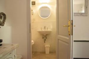 A bathroom at Cosy House Még 37 kép