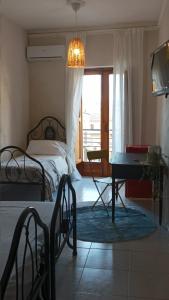 une chambre avec un lit, une table et un bureau dans l'établissement Palazzo montagna, à Grotte