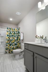 Ένα μπάνιο στο Spacious 4BD Retreat - Central Location - Backyard +45 φωτογραφίες
