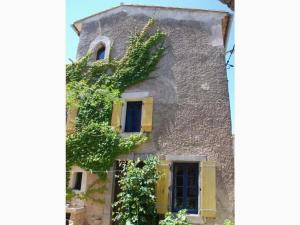 un edificio con l'edera che cresce sul lato di Lo Cantou Comfortable holiday residence a Camplong-dʼAude Altre 4 foto