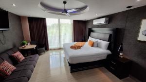 a bedroom with a bed and a couch at Hotel & Suites Country in Valladolid