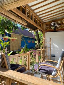 Marta House gili air的阳台或露台