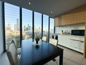 Kuchyň nebo kuchyňský kout v ubytování Charming Riverside Apartment near Crown Casino & MCEC + 8 fotografií