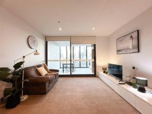 TV a/nebo společenská místnost v ubytování Charming Riverside Apartment near Crown Casino & MCEC