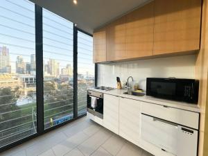 Kuchyň nebo kuchyňský kout v ubytování Charming Riverside Apartment near Crown Casino & MCEC