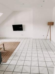 a white room with a tv on a white wall at Im Südviertel von Essen! FDG in Essen