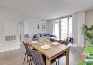 un salon avec une table et des chaises en bois dans l'établissement Spacious Apartment With 2 Bedrooms, à Arlington