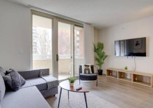 un salon avec un canapé et une table dans l'établissement Spacious Apartment With 2 Bedrooms, à Arlington