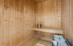 a wooden sauna with a bucket in it at Freibeuterweg 21 - Dorf 5 in Travemünde