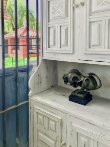 Kuchyňa alebo kuchynka v ubytovaní Villa Alamos Jerez I Piscina Salada Climatizada I BBQ I Jardines I 850m2