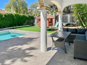 Bazén v ubytovaní Villa Alamos Jerez I Piscina Salada Climatizada I BBQ I Jardines I 850m2 alebo v jeho blízkosti