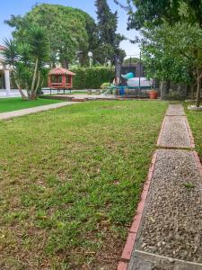 Vonkajšia záhrada v ubytovaní Villa Alamos Jerez I Piscina Salada Climatizada I BBQ I Jardines I 850m2