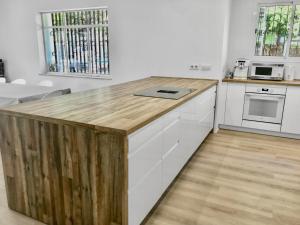 Kuchyňa alebo kuchynka v ubytovaní Villa Alamos Jerez I Piscina Salada Climatizada I BBQ I Jardines I 850m2