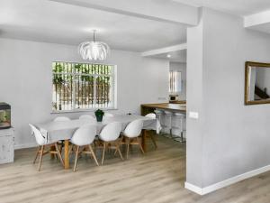 Fotografia z galérie ubytovania Villa Alamos Jerez I Piscina Salada Climatizada I BBQ I Jardines I 850m2 v destinácii Jerez de la Frontera