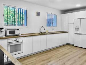 Kuchyňa alebo kuchynka v ubytovaní Villa Alamos Jerez I Piscina Salada Climatizada I BBQ I Jardines I 850m2